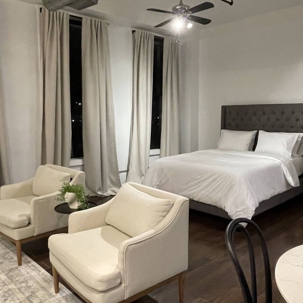 Spacious Loft in Historic Baggs Square