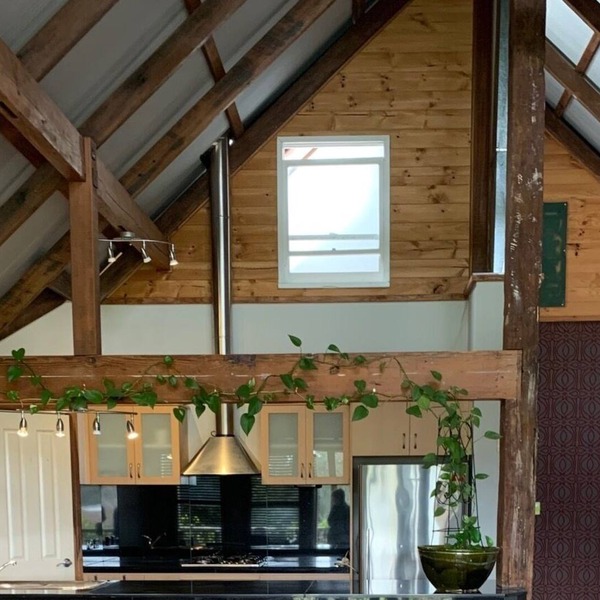 Spacious Lofty Apartment, Stunning Views Overlooking Garden opposite Rose &Crown