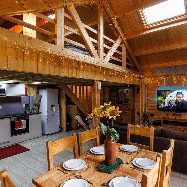 Spacious Log Cabin with parking near Cambridge