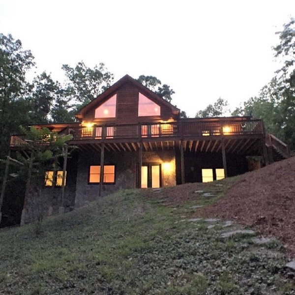 Spacious Log Home, Waterfront, Very Private, Book now for Family Vacations