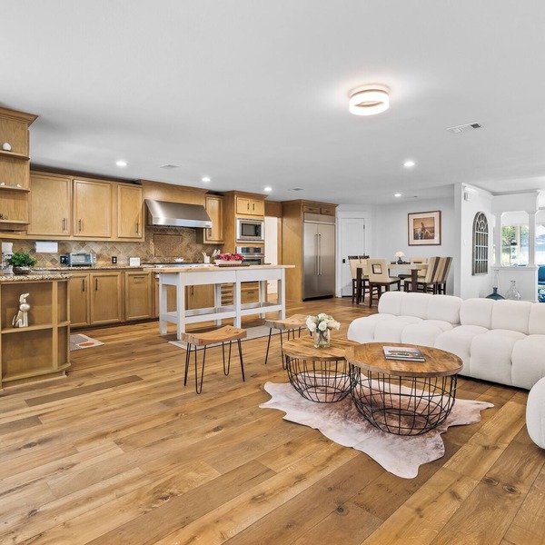 Spacious Luxury Highland Village Retreat near River Oaks/Galleria-4BDR-2 King BD