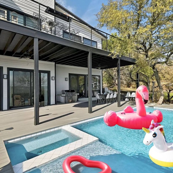 Spacious Luxury Lake Travis Retreat-Heated Pool, Spa, Gym, Basketball-Sleeps 16