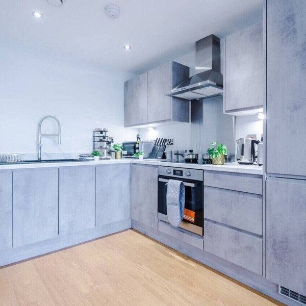 Spacious & Modern 2 Bed Apt, 5 Mins from Leeds