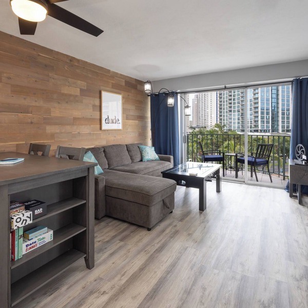 Spacious Modern 2Bdrm Condo, Free Parking in Bldg., Full Kitchen, Sleeps 6.