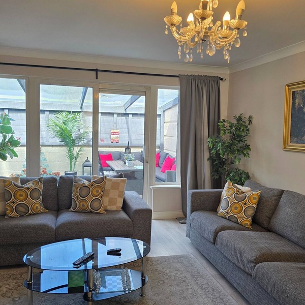 Spacious Modern 3 bedroom Dublin Home | Fast 1 GB WiFi | Workspaces | Sleeps 7