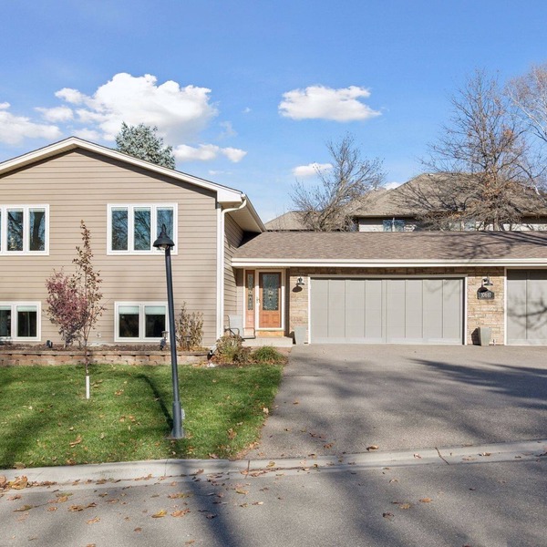 Spacious, Modern 5-bedroom House with Hot Tub near Medicine Lake