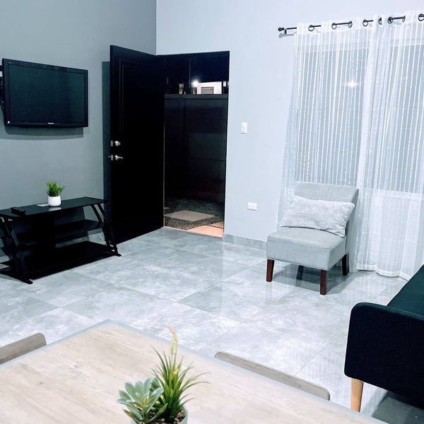 Spacious, Modern apartment near the Airport