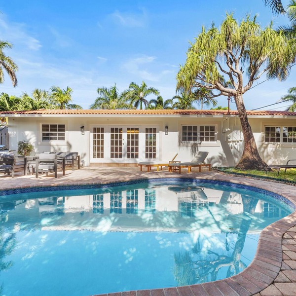 ★ Spacious Modern Coastal Retreat w/Private Pool/30-35 min to MAJOR INTERNATIONAL SPORTING EVENT!