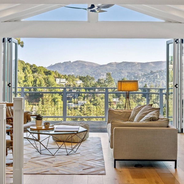 Spacious Modern Farmhouse. A private oasis for a fantastic vacation!