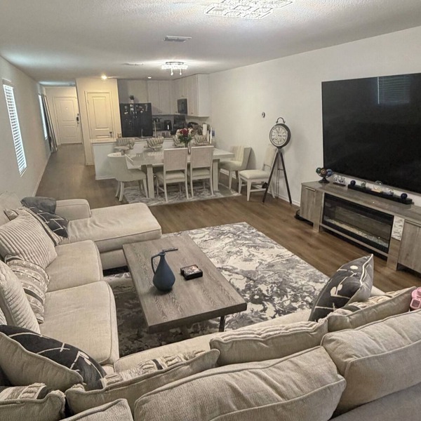 Spacious Modern Home w/98” TV + Fast WiFi
