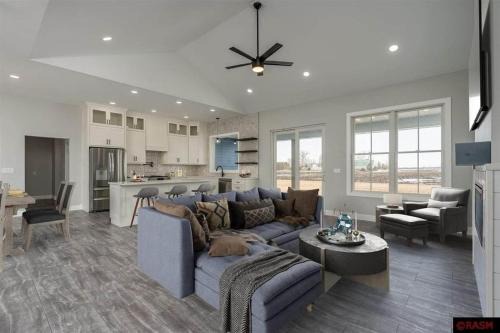 Spacious Modern Retreat Sleeps 8