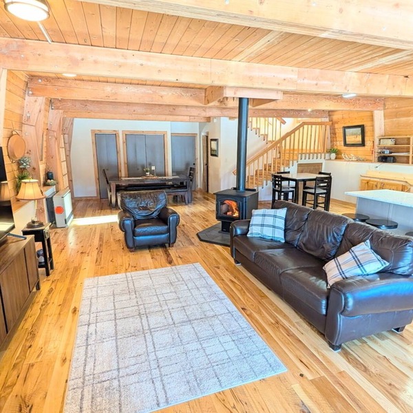 Spacious Mountain Cabin- 8 min. to Yellowstone Nat. Park. Beautiful Views.