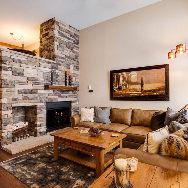 Spacious Mountain Townhouse. Great Location!
