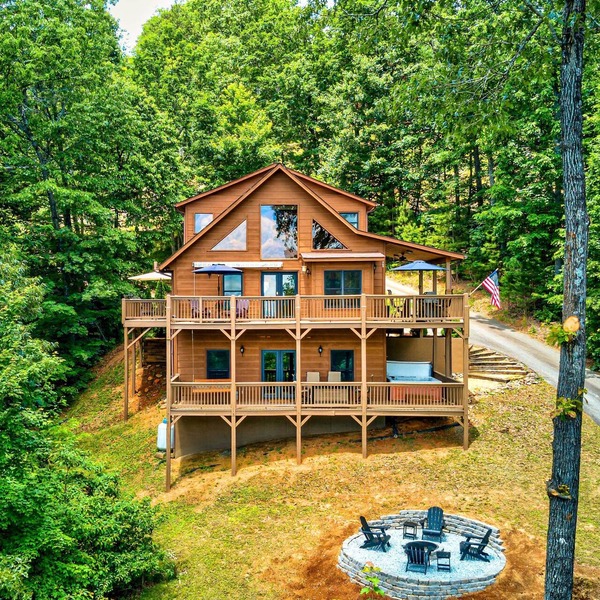 Spacious Murphy Chalet w/Hot Tub: Mtn Views!