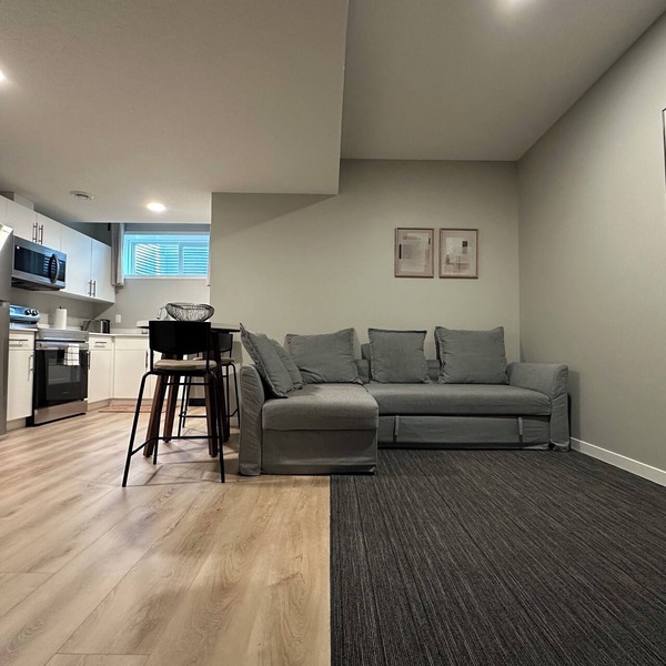 Spacious new basement suite in a quiet neighbourhood (Private side entrance)