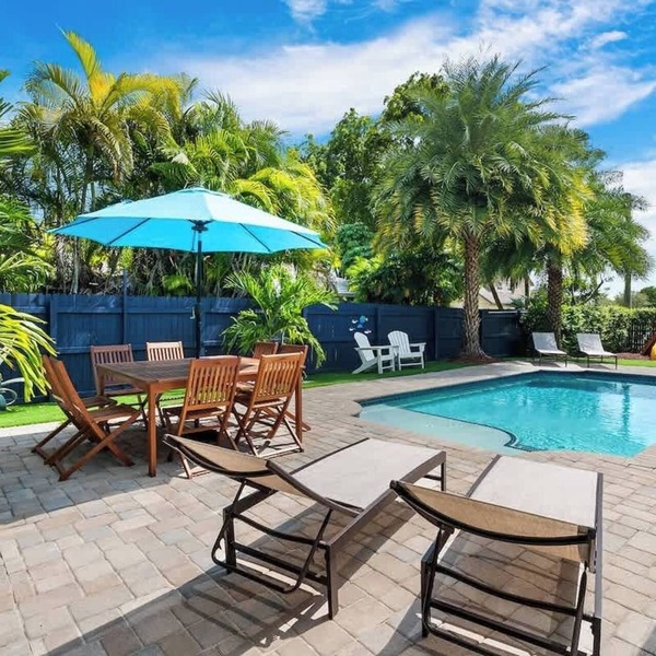 Spacious Oasis! Pool, outdoor bar& kitchen, private playground, pool table!