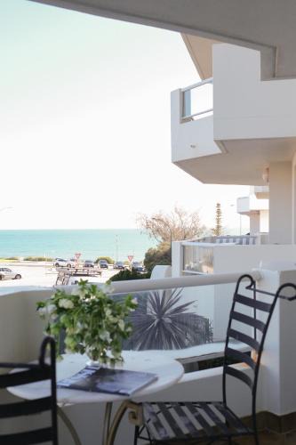 Spacious, ocean-front, pied-à-terre with stunning views &opposite cafes