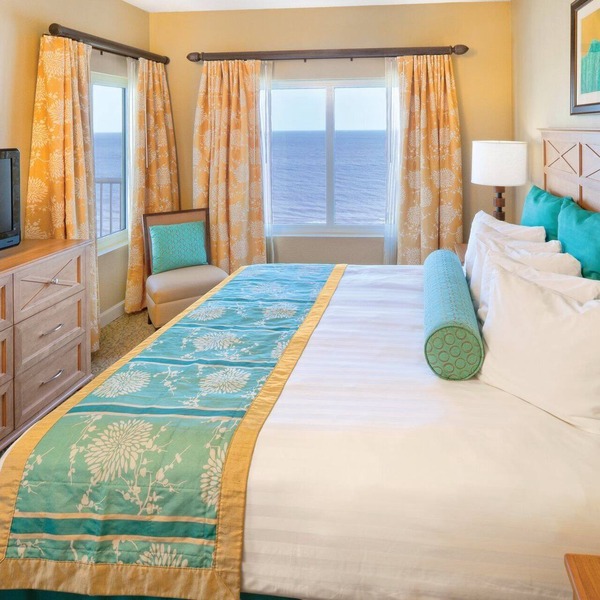 Spacious Oceanfront Resort with Onsite Restaurant, 5 Pools, 2 indoor Pools and Beach Access
