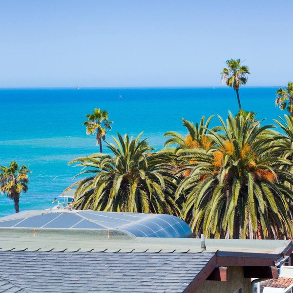 Spacious oceanfront cottage with fireplaces, beach views, washer/dryer, & WiFi