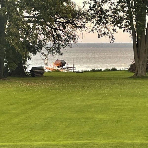 Spacious Oneida lakefront home. 6-bedroom, sleeps 12.