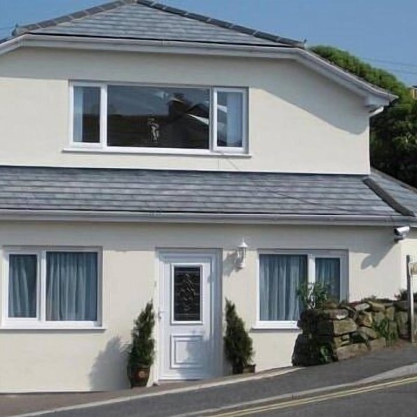Spacious Open Plan House, 2 Car Spaces, EV charging, Sea Views, Walk To Beaches