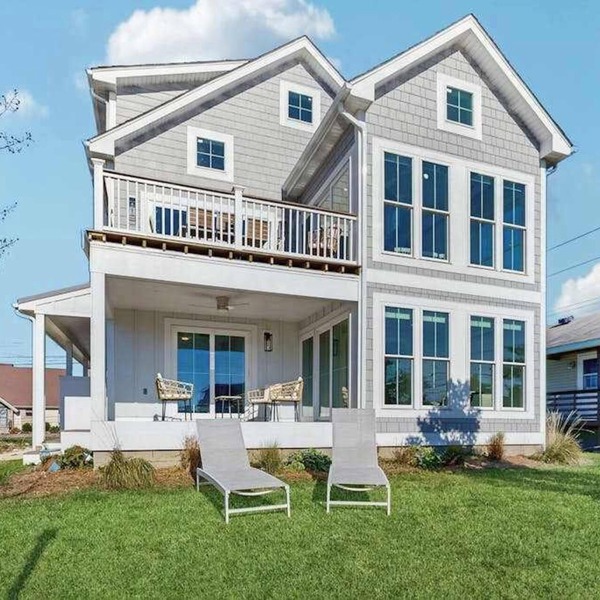 Spacious pet friendly waterfront house w/deck, patio, balcony & gas grill