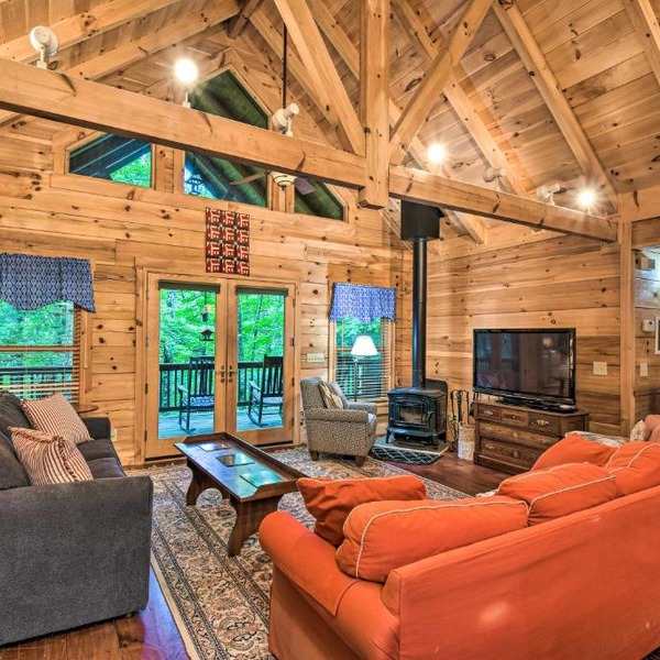 Spacious Pet-Friendly Cabin in Sky Valley!