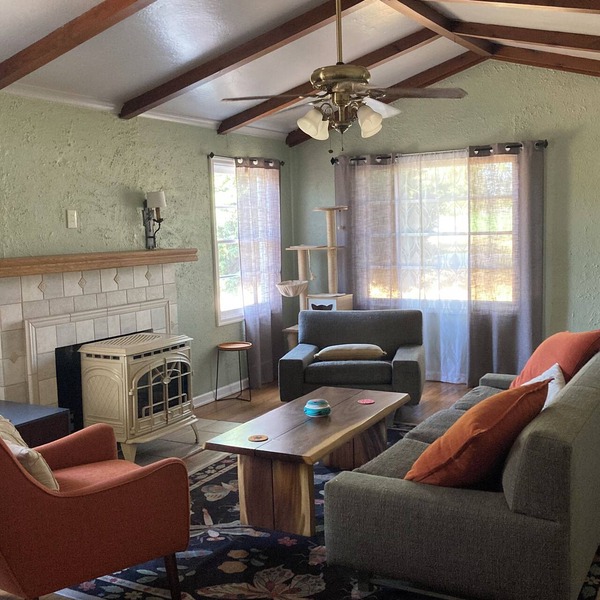 Spacious, pet-friendly, 2-bedroom house close to Portland Airport