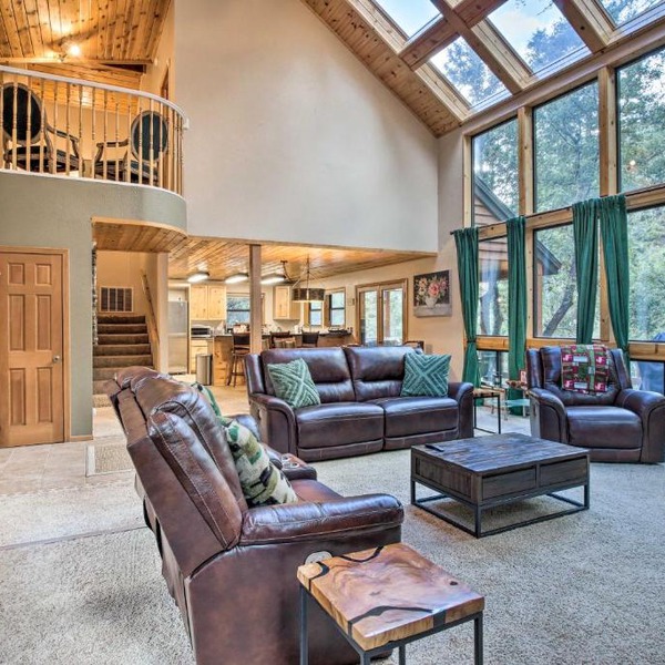 Spacious Pine Mountain Club Cabin w/Fire Pit