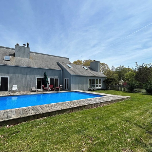 Spacious private 5-bedroom house in perfect Southampton for your getaway