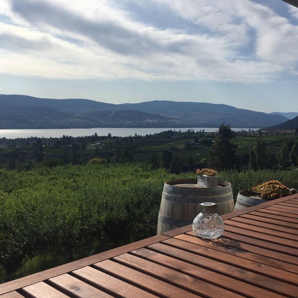 Spacious private guest suite with spectacular views 5 min to beach