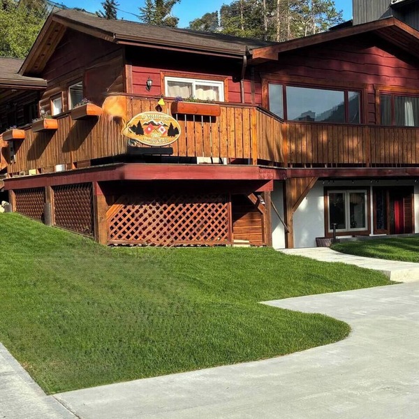 Spacious private king suite steps to DT Banff