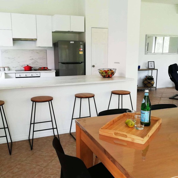 Spacious & quiet home with extended Golf views, close beach & CBD, WiFi