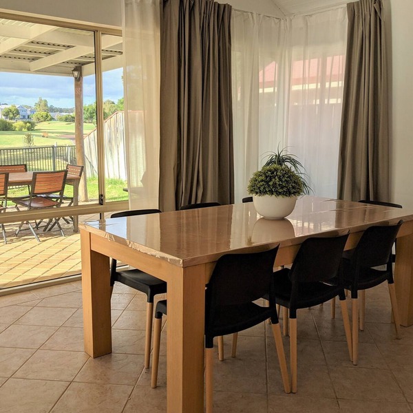 Spacious & quiet home with extended Golf views, close beach & CBD, WiFi