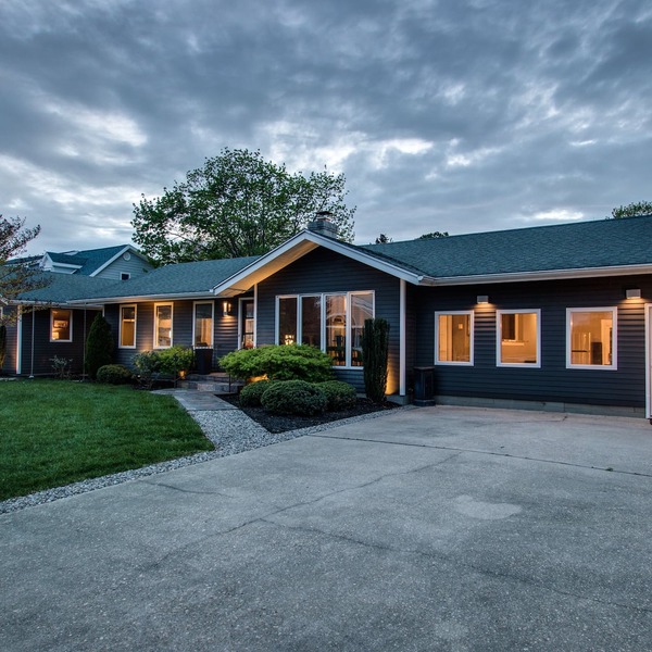 Spacious Ranch Style House W/Hot Tub, Fireplace, and Game Room