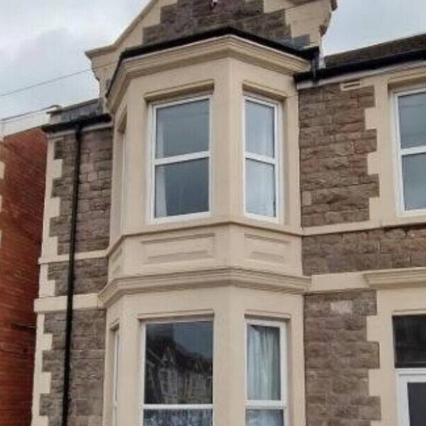 Spacious, refurbished Edwardian period apartment, near beach and all amenities!