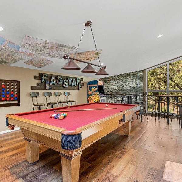 Spacious Retreat! Central AC+ Game Room+Hot Tub+Fire Pit+Wi-Fi