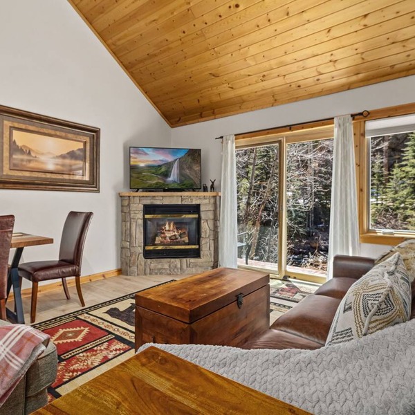 Spacious Riverfront Retreat Private Hot Tub Close to RMNP