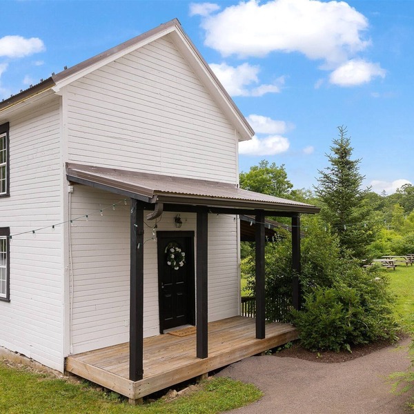 Spacious riverfront cottage with full kitchen, cozy charm, and Casselman views.