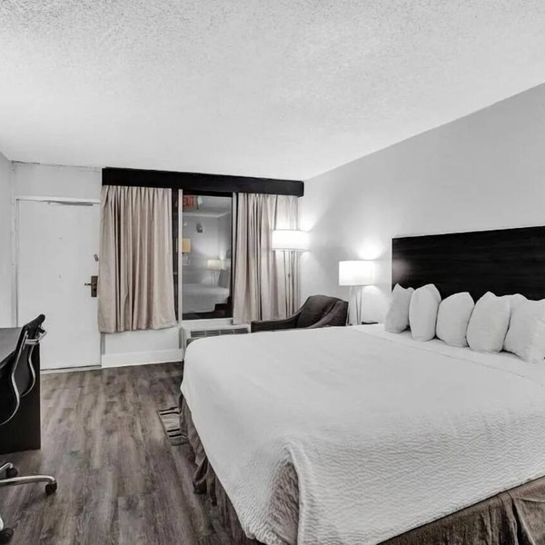 Spacious Room, Weekend Escape! Steps away from Hollywood Boardwalk + Breakfast!