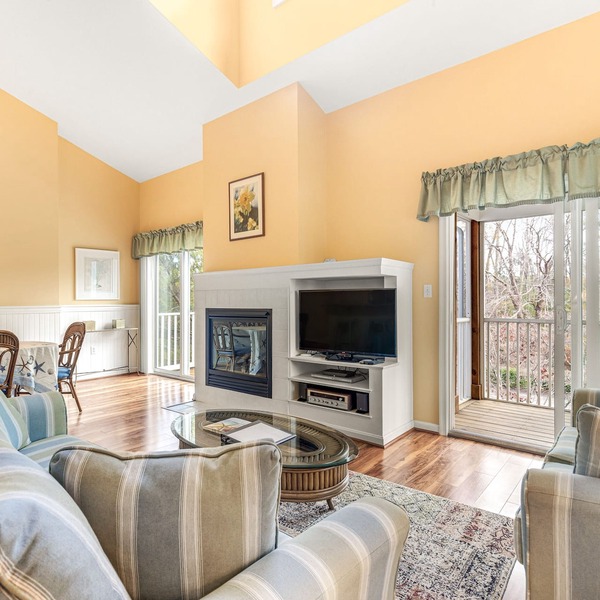 Spacious Sea Colony second floor condo with pools, hot tubs & washer/dryer