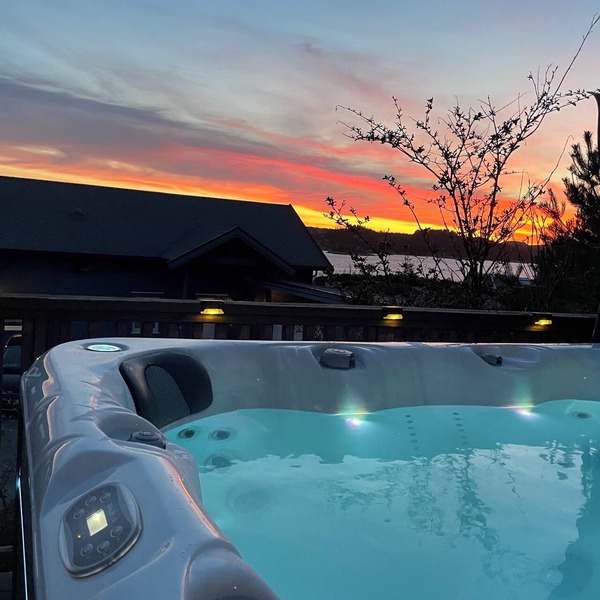 Spacious seaside cabin with hot tub and sauna – sleeps 11