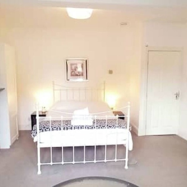 Spacious & Serene Ensuite Room with Bay Window | Peaceful Sheffield Retreat