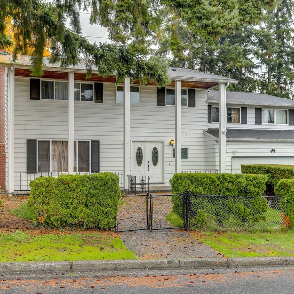 Spacious Shoreline Villa - 10 Mi to Space Needle!