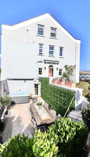 Spacious Sleeps 13 plus , Beachfront home in Shaldon