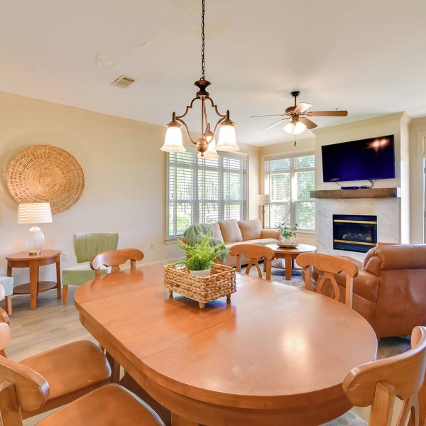 Spacious Springfield Home w/Golf Course View!