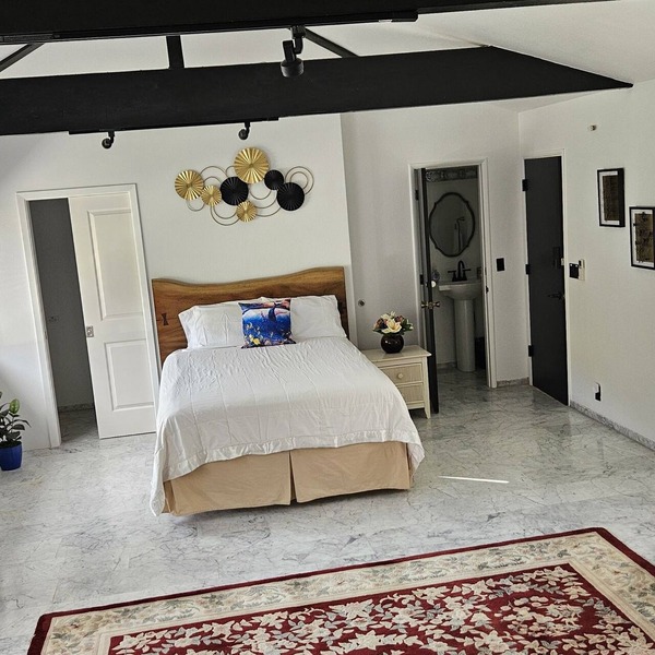 Spacious Studio Suite With Office (Unit A)