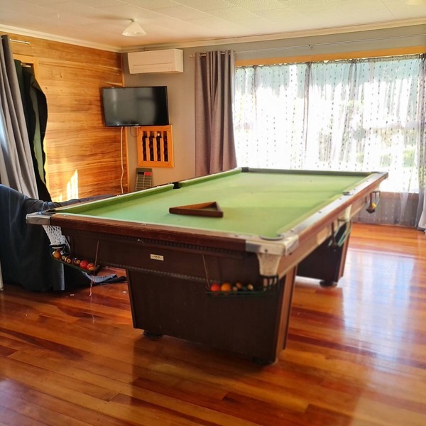 Spacious studio w/pool table- 1 queen and 1 sofa bed, close to attractions