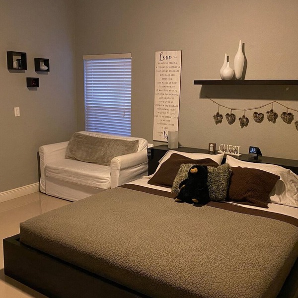 Spacious Studio with King Bed Private entrance in pleasant Pembroke Pines
