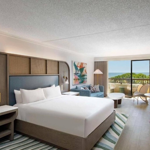 Spacious Suite with Balcony! Pools, Beachfront Location, Pets are Welcome!